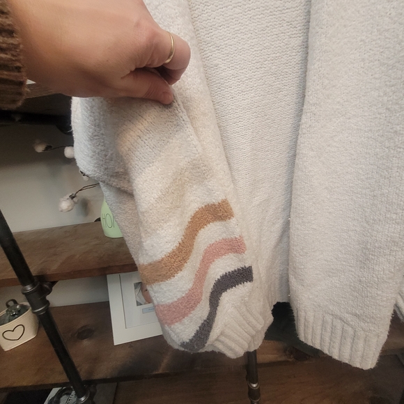 Cozy White Sweater with Striped Sleeves - Picture 4 of 5